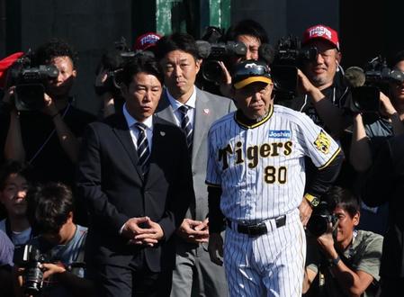 　練習を見る岡田監督と野球日本代表・井端監督。後方は吉見投手コーチ（撮影・田中太一）
