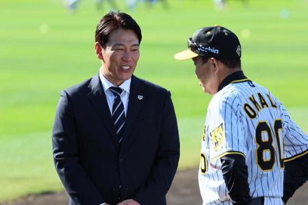 岡田監督（右）と談笑する野球日本代表・井端監督（撮影・立川洋一郎）