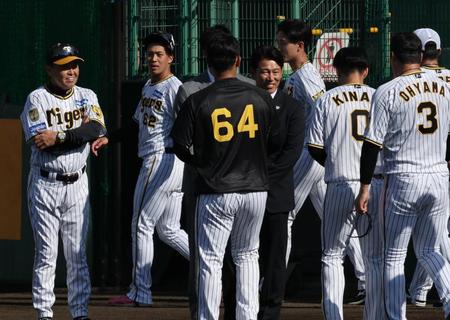 　木浪、大山らからあいさつを受ける野球日本代表・井端監督（撮影・田中太一）