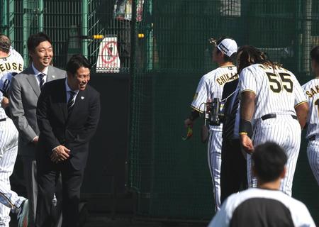 　野球日本代表・井端監督に、ペコリと頭を下げてあいさつするミエセス（撮影・田中太一）