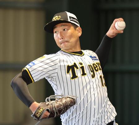 　ブルペンで投球練習する岩崎（撮影・山口登）