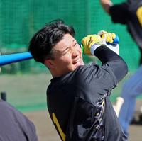 　ロングティーで打ち込む森下