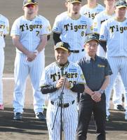 　歓迎セレモニーであいさつをする岡田監督（撮影・立川洋一郎）