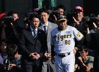　練習を見る岡田監督と野球日本代表・井端監督。後方は吉見投手コーチ（撮影・田中太一）