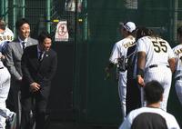 　野球日本代表・井端監督に、ペコリと頭を下げてあいさつするミエセス（撮影・田中太一）