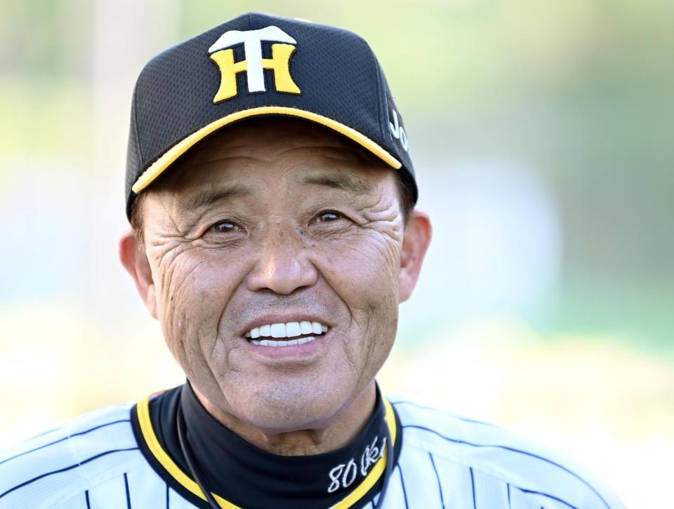 　キャンプ初日を終え、笑顔で会見する岡田監督（撮影・田中太一）