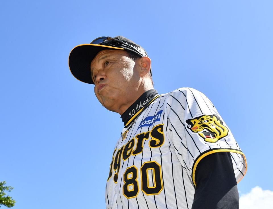 　移動する岡田監督（撮影・中田匡峻）