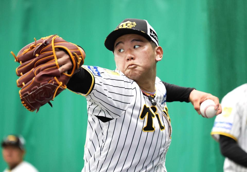 　ブルペンで投げ込む門別（撮影・中田匡峻）