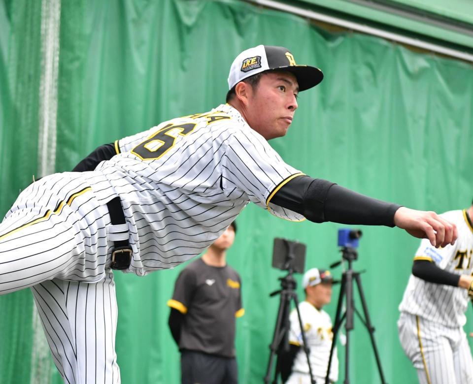 　ブルペンで投球する椎葉（撮影・中田匡峻）