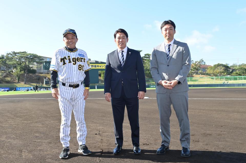 　阪神宜野座キャンプを訪問し岡田監督（左）と撮影に応じる野球日本代表・井端監督（中央）＝撮影・立川洋一郎