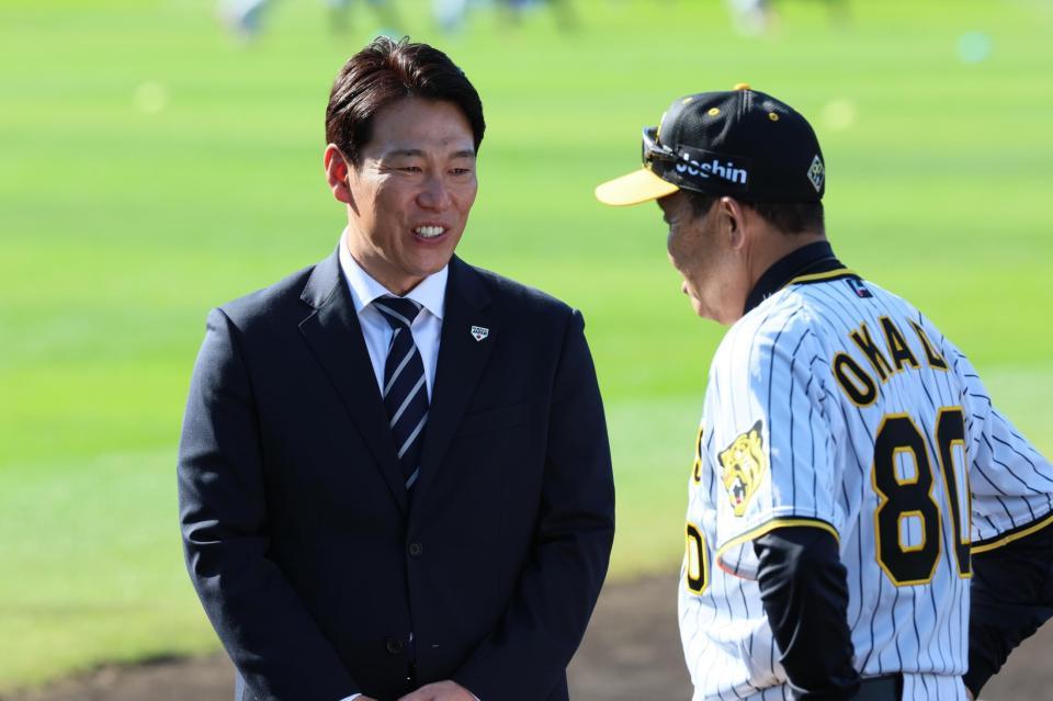 岡田監督（右）と談笑する野球日本代表・井端監督（撮影・立川洋一郎）