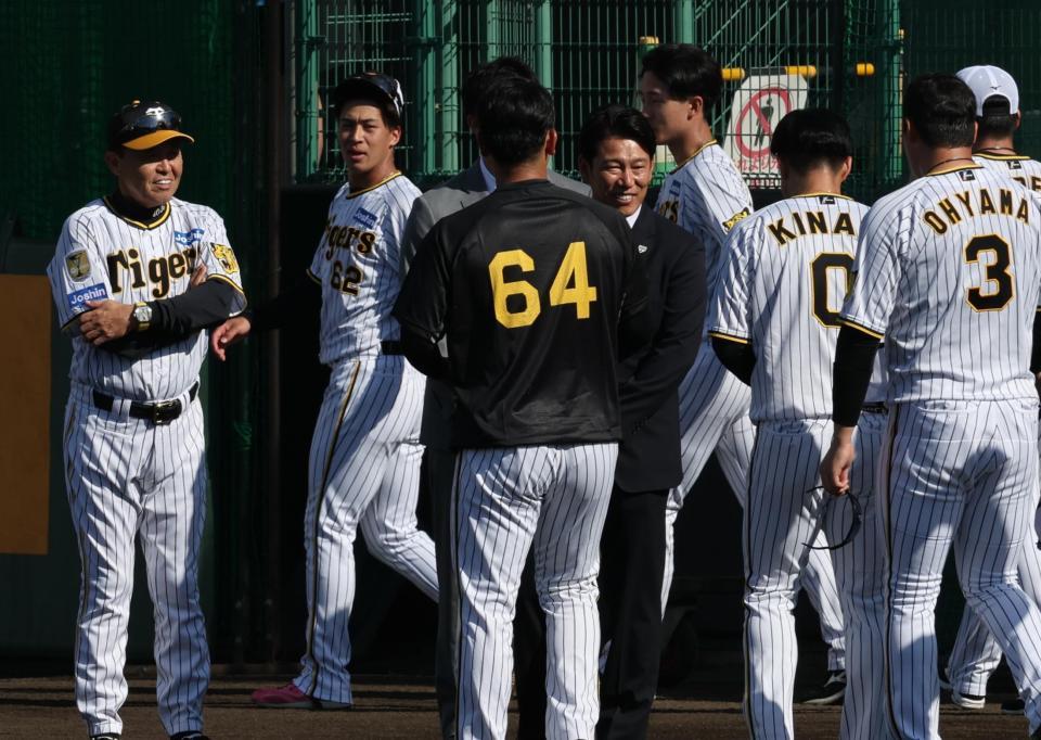 　木浪、大山らからあいさつを受ける野球日本代表・井端監督（撮影・田中太一）