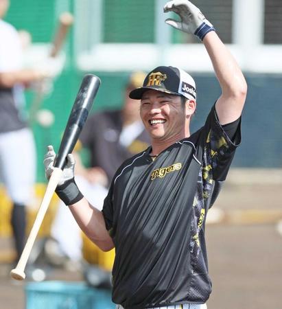 　バットを手に笑顔の小野寺（撮影・立川洋一郎）