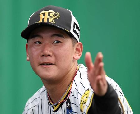 　投球後、コースを確かめる門別（撮影・中田匡峻）