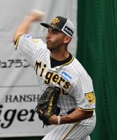 　ブルペンで投げ込むゲラ（撮影・田中太一）