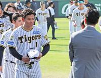 　日本代表・井端監督にあいさつする森下（撮影・立川洋一郎）