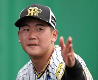 　投球後、コースを確かめる門別（撮影・中田匡峻）