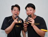 　恵方巻きを丸かぶりする下村（左）と山田（撮影・山口登）