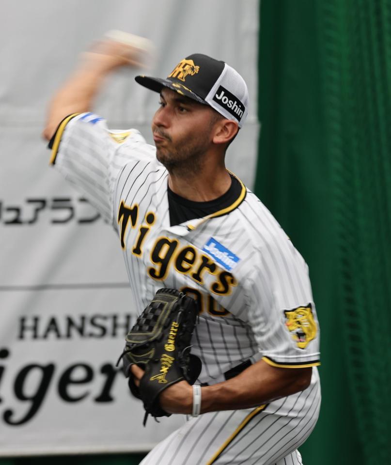 　ブルペンで投げ込むゲラ（撮影・田中太一）