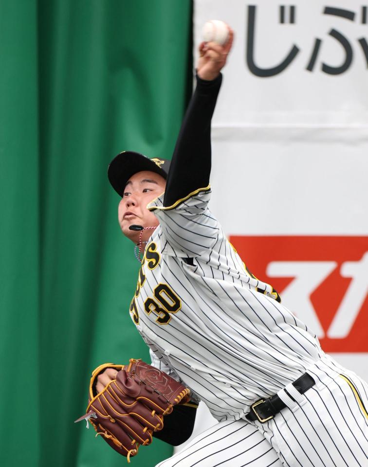 　ブルペンで投球する門別（撮影・中田匡峻）
