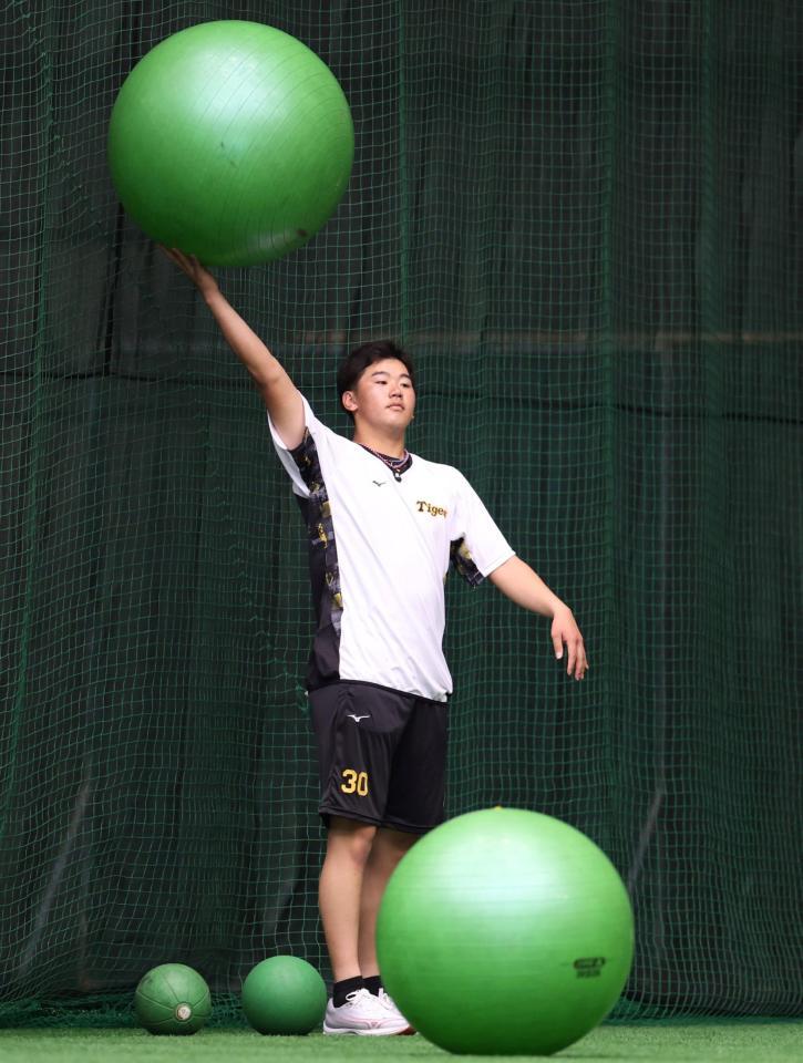 　バランスボールを使ってトレーニングをする門別（撮影・中田匡峻）