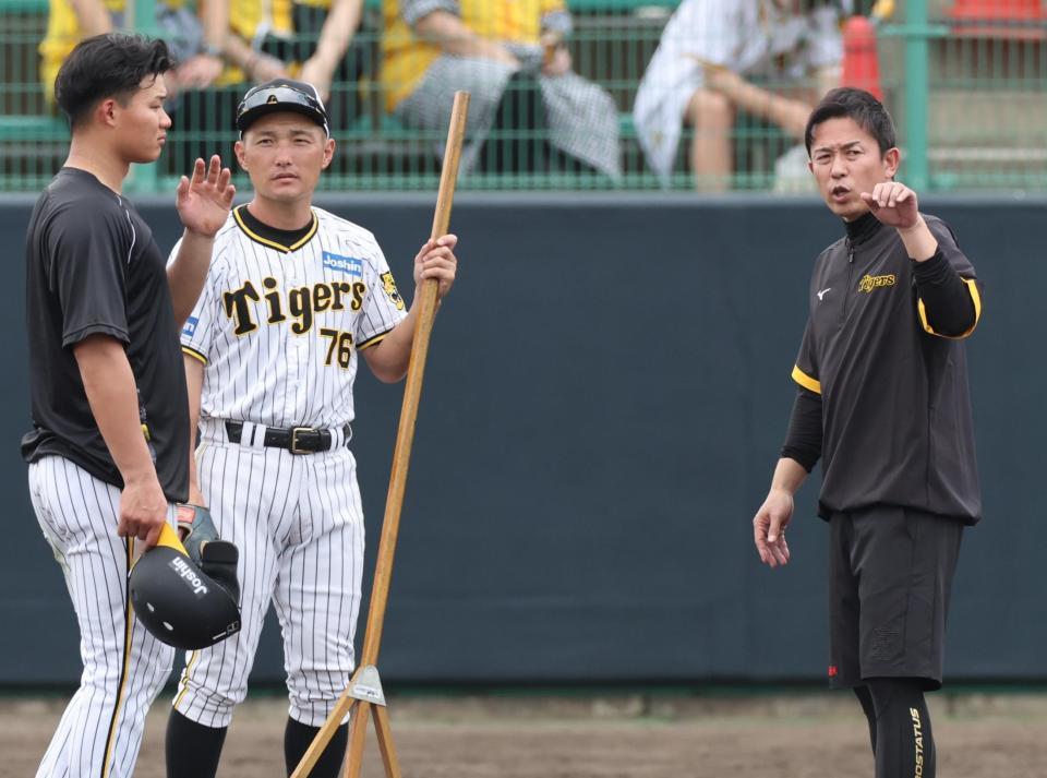 　赤星臨時コーチから指導を受ける森下（撮影・田中太一）