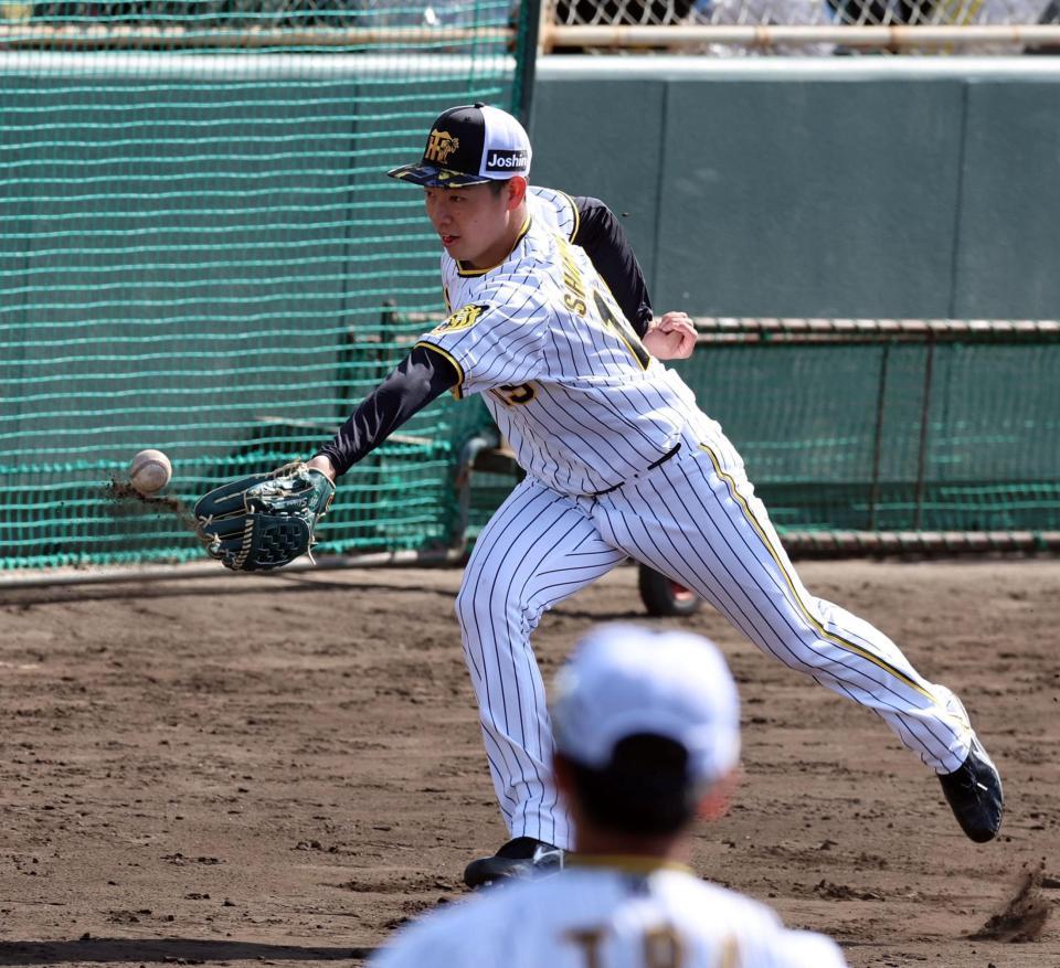 　ノックを受けグラブトスする下村（撮影・山口登）