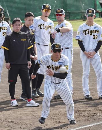 　赤星臨時コーチ（左奥）が見る中、走塁練習をする森下（撮影・田中太一）