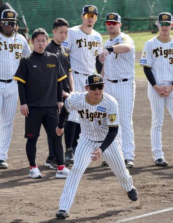 　赤星憲広氏（左奥）が見る中、走塁練習をする森下（撮影・田中太一）