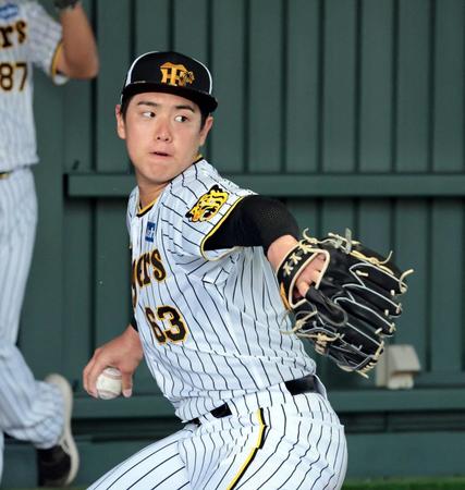 　ブルペンで投球練習する石黒（撮影・山口登）