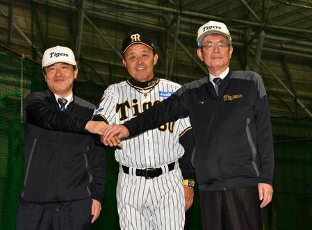 阪神の杉山オーナーが宜野座キャンプを視察　練習前に岡田監督や選手らの前で約６分の訓示