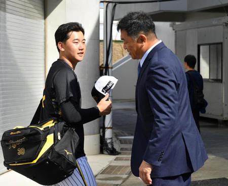 　山本昌氏（右）と言葉を交わす門別（撮影・中田匡峻）