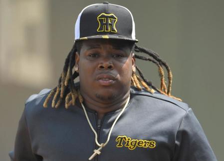 【写真】ミエちゃんが野球教室で驚きの行動 子どもたちに用意したアイブラックをペタペタ 助っ人陣が異例の参加で触れ合う