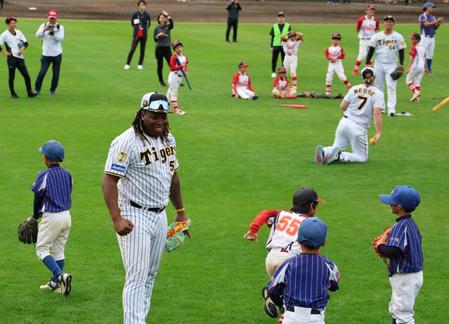 　野球教室で子供らと楽しむミエセス（撮影・田中太一）