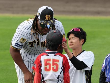 　子供にアイブラックを貼り付けるミエセス（撮影・田中太一）