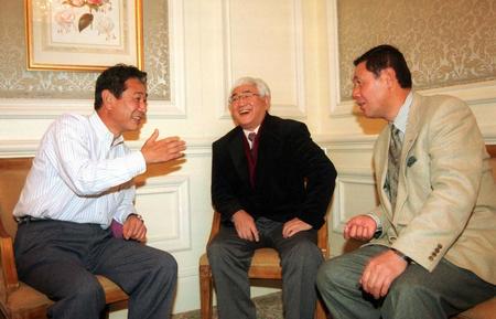 　２００１年、星野仙一監督（左）、田淵幸一チーフ打撃コーチ（右）と語り合う安藤統男氏