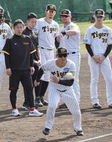 　赤星臨時コーチ（左奥）が見る中、走塁練習をする森下（撮影・田中太一）