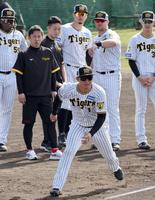 　赤星憲広氏（左奥）が見る中、走塁練習をする森下（撮影・田中太一）