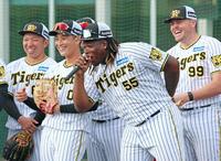 　野球教室でマイクを手渡されて盛り上げるミエセス（撮影・立川洋一郎）