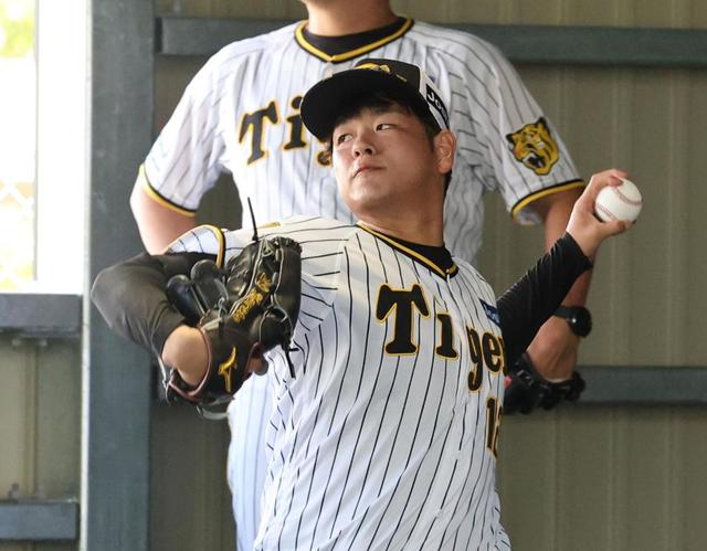 阪神 高橋遥人が初ブルペンで20球 岩崎＆岩貞らと並んで投球練習