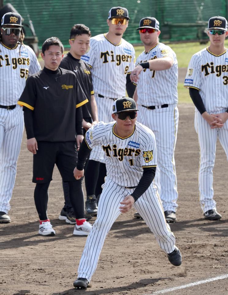 　赤星憲広氏（左奥）が見る中、走塁練習をする森下（撮影・田中太一）