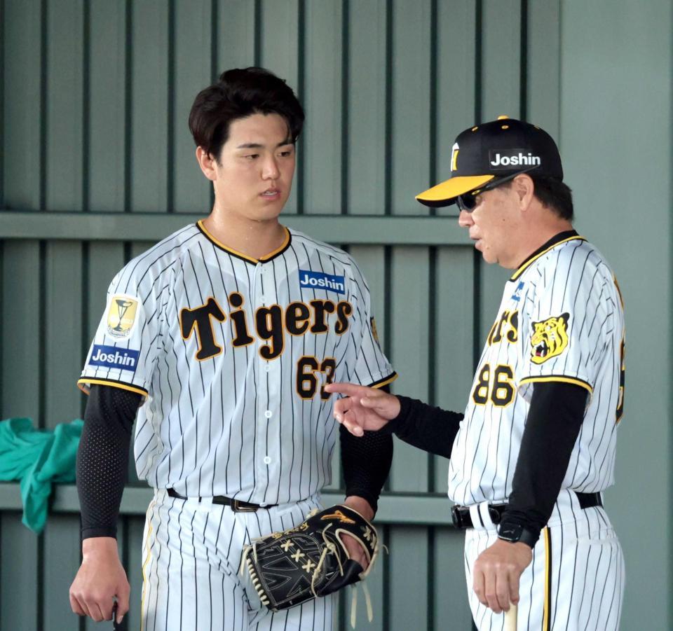 　ブルペンでの投球を終え、和田２軍監督からアドバイスを受ける