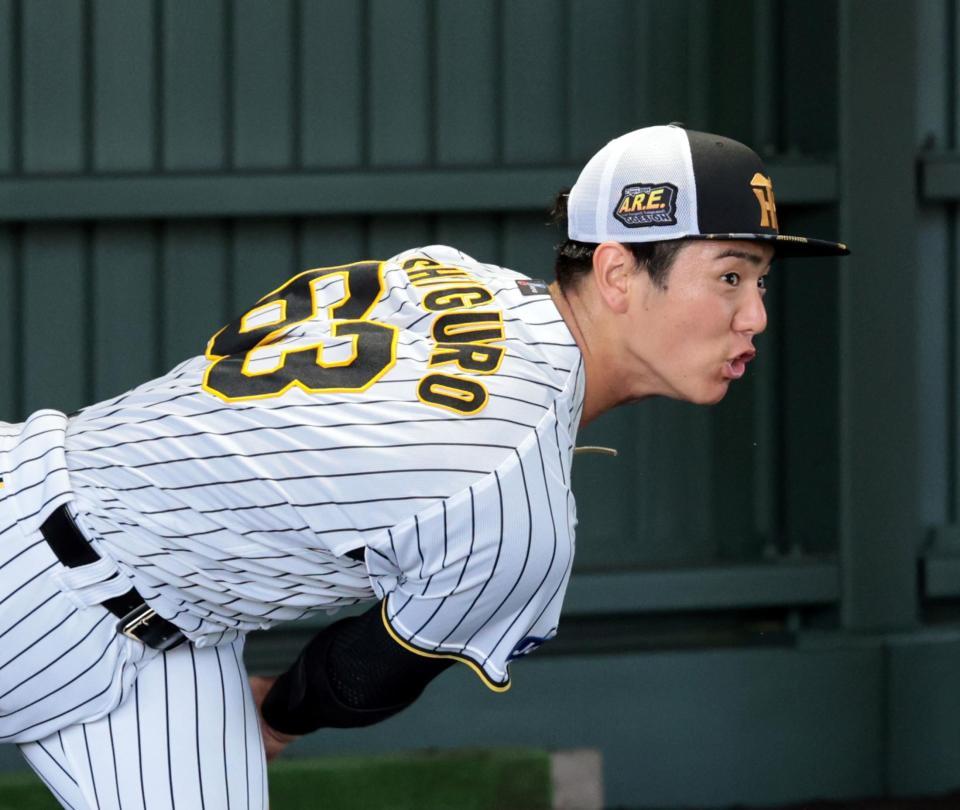 　ブルペンで投球練習する石黒（撮影・山口登）