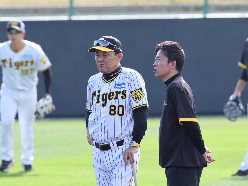 　赤星憲広氏（右）と話をする岡田監督（撮影・田中太一）