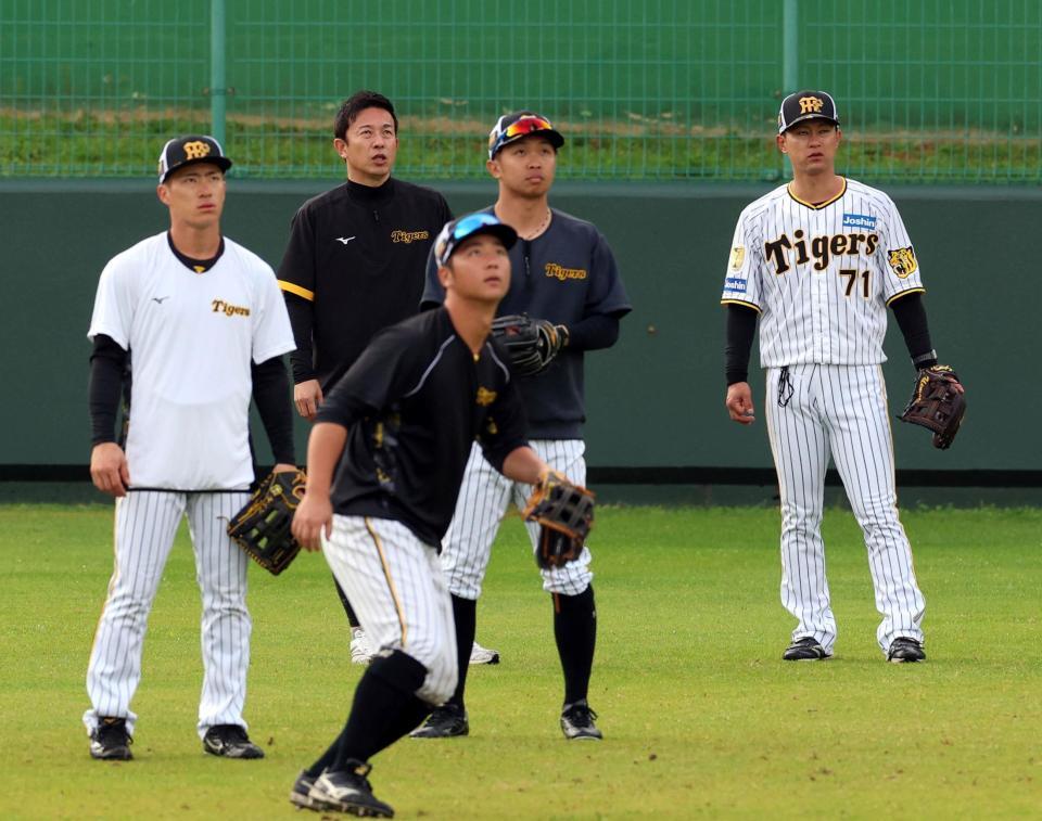 　赤星憲広氏（左から２人目）は井坪（中央）らの動きをチェックする（撮影・山口登）