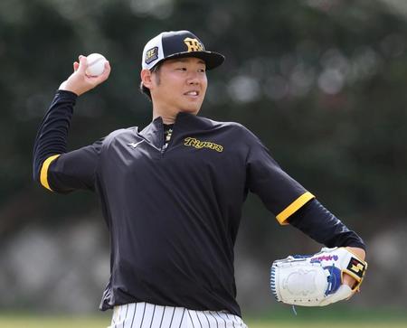 　キャッチボールをする西勇（撮影・中田匡峻）