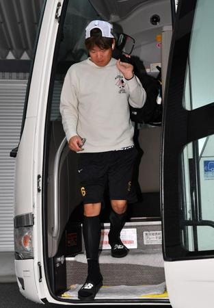 　球場入りする西勇（撮影・中田匡峻）