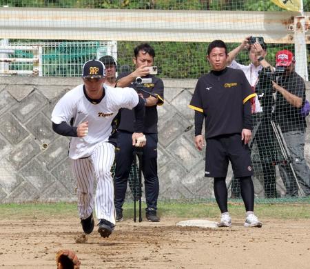 　福島（左）は赤星憲広氏が見守る中、走塁練習する（撮影・山口登）