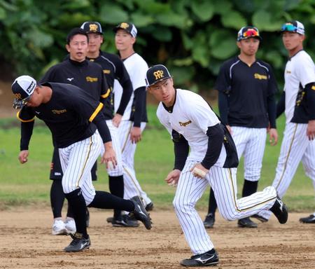 　赤星憲広氏（左から２人目）が見守る中、走塁練習する福島（中央）＝撮影・山口登