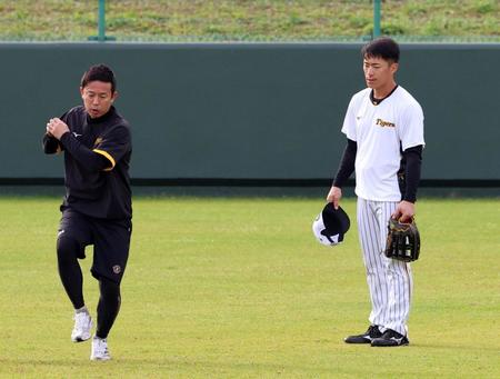 　赤星憲広氏（左）からアドバイスを受ける福島（撮影・山口登）